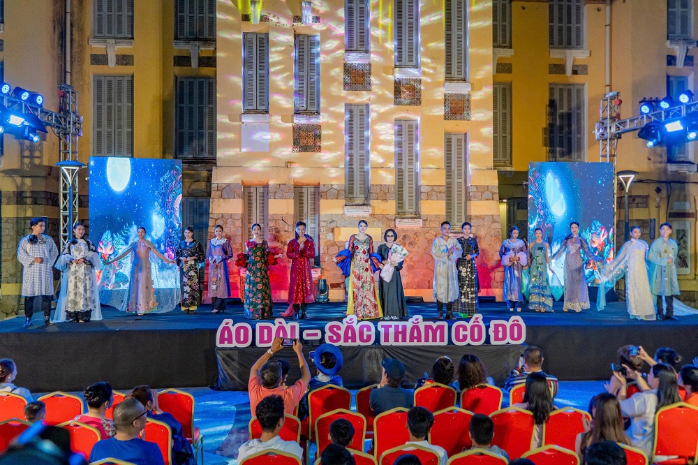 “Sắc thắm Cố đô”: Tôn vinh vẻ đẹp áo dài giữa không gian văn hóa Huế